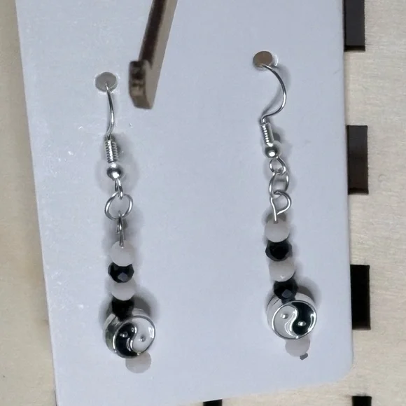 Handcrafted yun yang dangle earrings - Picture 2 of 3